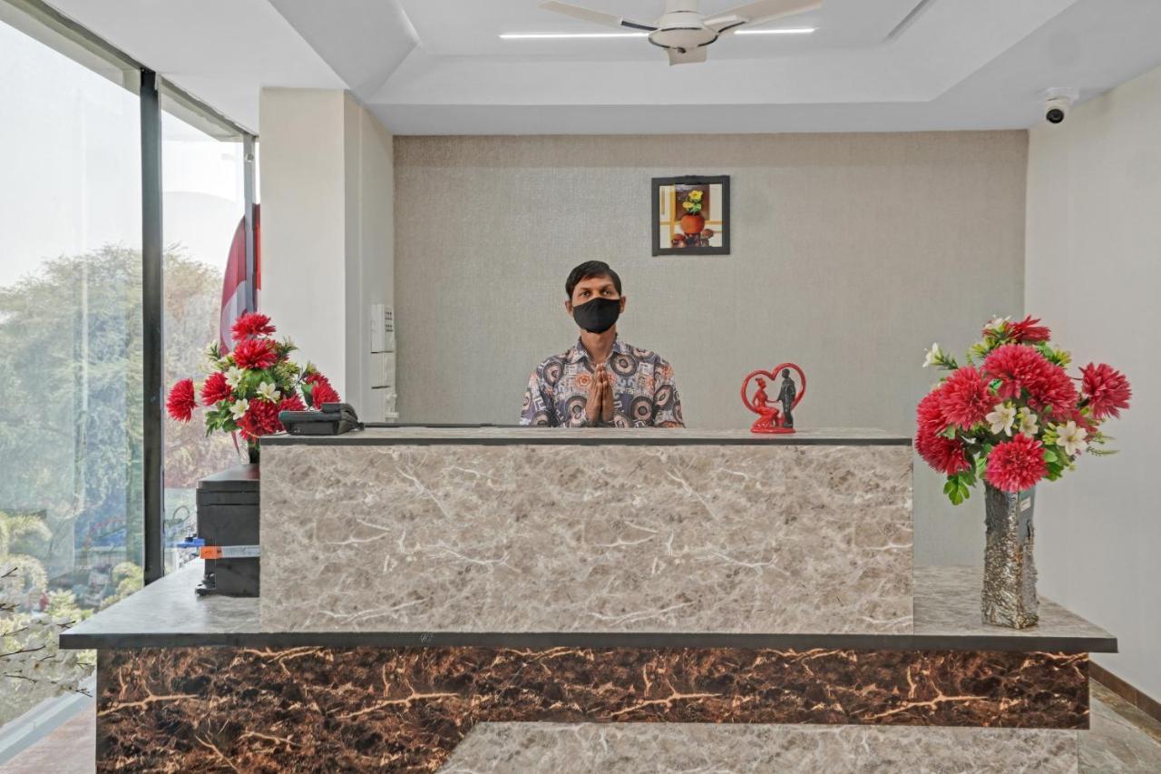 Capital O Hotel Santeria Inn Surat Dış mekan fotoğraf